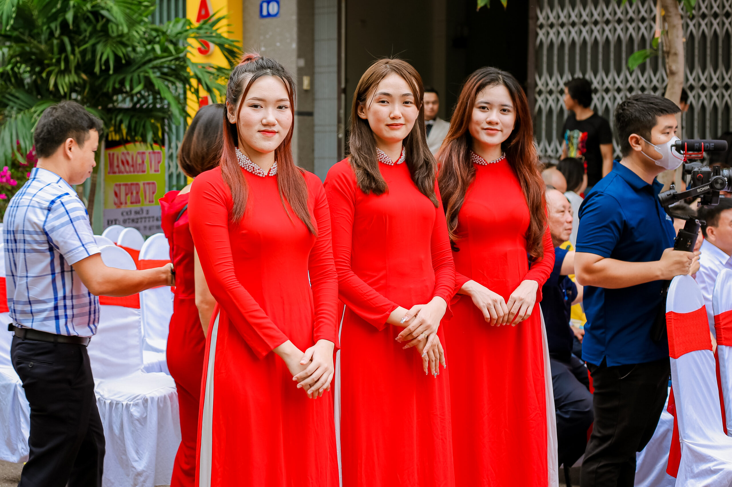 doi-ngu-PC-xinh-dep-chuyen-nghiep-ho-tro-tiec-cuoi-nam